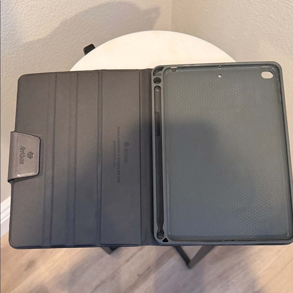 Black Tablet Cover with pen holder - Picture 2 of 4